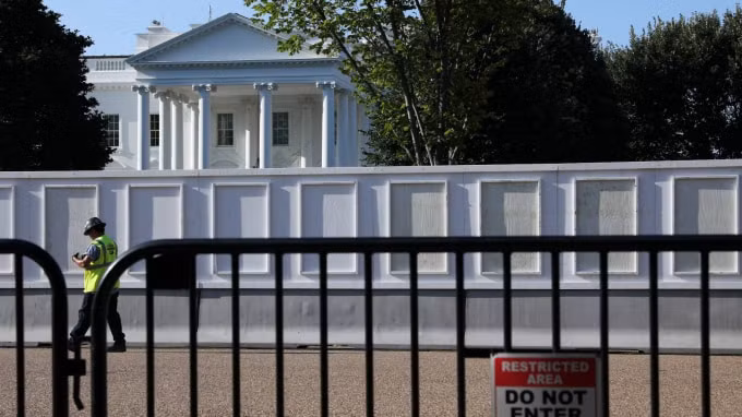 Một công nhân trong quá trình xây dựng một bức tường tại Nhà Trắng trên Đại lộ Pennsylvania ở Washington - Ảnh: Reuters