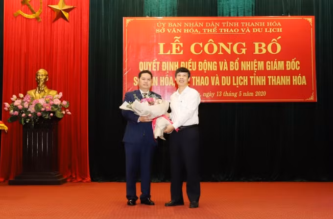 Ông Nguyễn Đình Xứng, Chủ tịch UBND tỉnh Thanh Hóa (bên phải) trao quyết định điều động và bổ nhiệm Giám đốc Sở VH-TT-DL cho ông Phạm Nguyên Hồng. Ảnh: TL