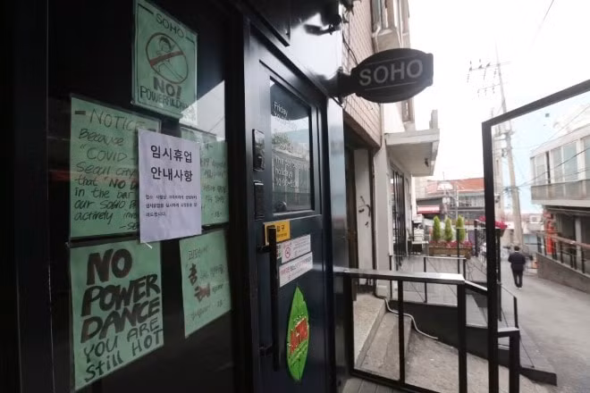 Một hộp đêm tại Itaewon đóng cửa sau tin tức bùng dịch. Ảnh: Asahi