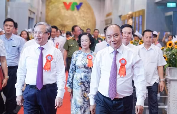 Thủ tướng Nguyễn Xuân Phúc và các đồng chí lãnh đạo Đảng, Nhà nước dự chương trình. Ảnh: VGP