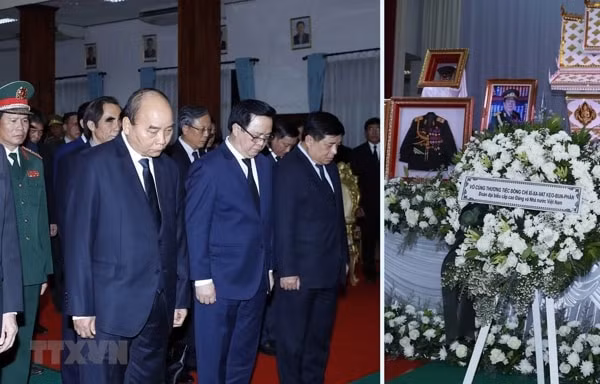 Thủ tướng Nguyễn Xuân Phúc viếng nguyên Thủ tướng Lào Sisavath Keobounphan. Ảnh: TTXVN