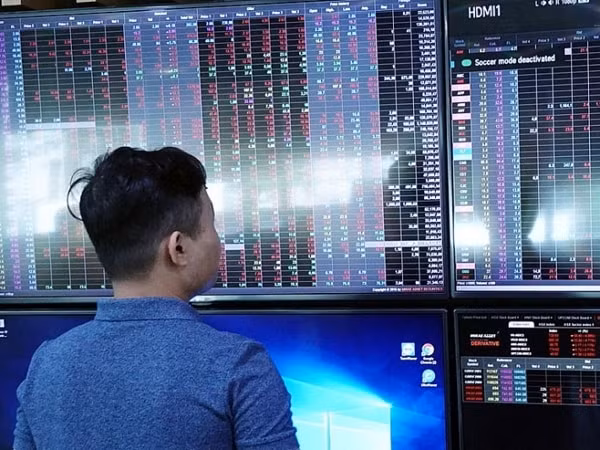 Áp lực chốt lời sau mạch tăng 6 phiên liên tiếp khiến thị trường chứng khoán sáng 13/5 chìm trong sắc đỏ