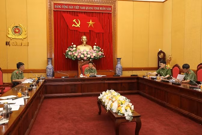 Thứ trưởng Lương Tam Quang chủ trì phiên họp. Ảnh: BCA.
