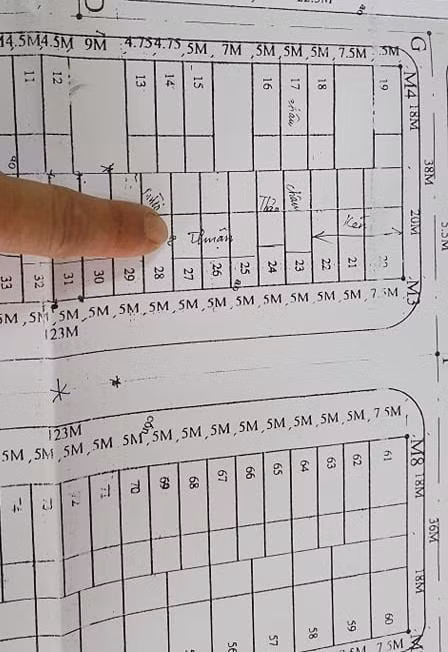 Khu đất ở có diện tích 830,8m2 của gia đình ông Thắng, bà Tâm đã bị vẽ thành các lô nhỏ để cho người dân tái định cư và đã từng có việc chuyển nhượng trái thẩm quyền
