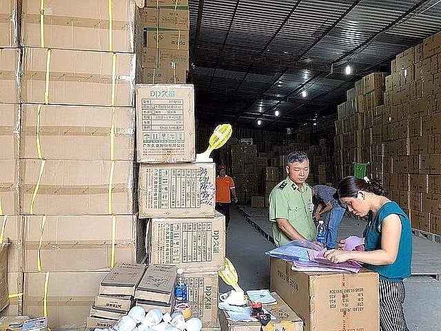 Lực lượng chức năng kiểm tra kho chứa hàng hóa vi phạm. Ảnh: Văn phòng Thường trực Ban Chỉ đạo 389 quốc gia.