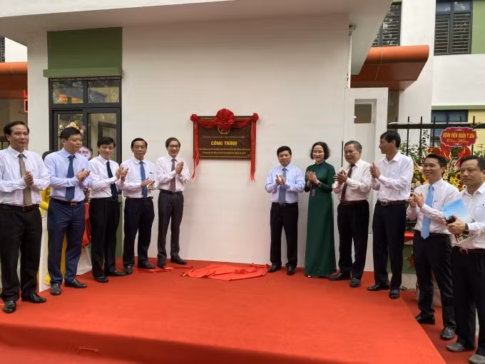 Lãnh đạo UBND TP Hà Nôi, Quận Ba Đình chúc mừng nhà trường. Ảnh: Thủy Tiên