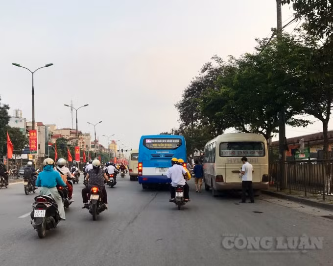 Xe khách ngang nhiên dừng đỗ để bắt khách trước lối vào nhà chờ xe buýt trên đường Giải Phóng khiến xe buýt khó khăn trong việc đón trả khách