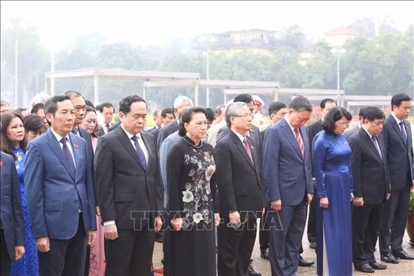 Chủ tịch Quốc hội Nguyễn Thị Kim Ngân, cùng các đồng chí lãnh đạo Đảng, Nhà nước, MTTQ Việt Nam đặt vòng hoa và vào lăng viếng Chủ tịch Hồ Chí Minh. Ảnh: TTXVN