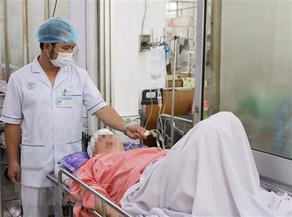 Một bệnh nhân của vụ tai nạn giao thông giữa xe khách và xe trộn bê tông được các y bác sỹ Bệnh viện Chợ Rẫy theo dõi, điều trị. Ảnh: TTXVN