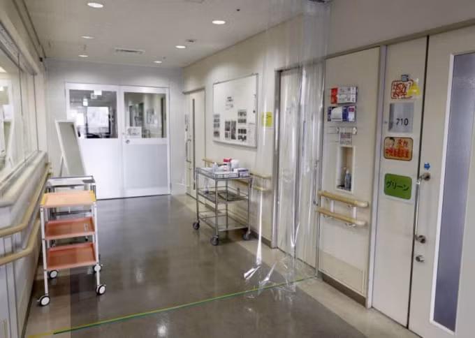Một bệnh viện ở thành phố Osaka đã sẵn sàng cho bệnh nhân Covid-19. Ảnh:KYODO