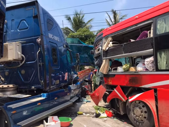 Hiện trường vụ tai nạn giao thông giữa xe container và xe khách ngày 10/5 tại Hà Tĩnh khiến 1 người tử vong. Ảnh: TL