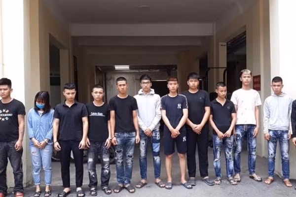 14 đối tượng bị khởi tố về hành vi gây rối trật tự công cộng. Ảnh: Công an Hà Nội