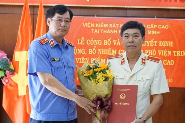 Phó Viện trưởng Viện Kiểm sát nhân dân tối cao Trần Công Phàn trao quyết định và chúc mừng ông Phạm Đình Cúc