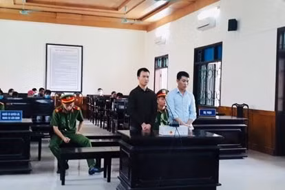 2 bị cáo người dân tộc Mông là Hạng A Chinh (áo xanh) và Giàng Seo Chỉnh (áo đen)