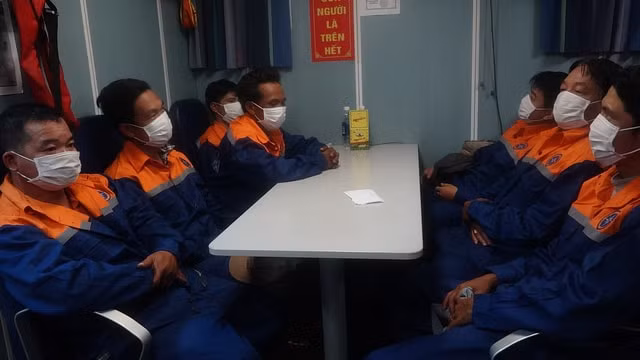 Các thuyền viên được cứu an toàn. Ảnh: PV