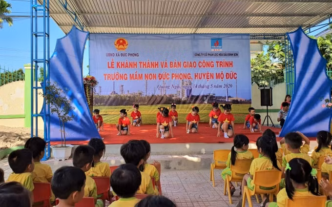Tiết mục văn nghệ chào mừng có trường mới do các em học sinh lớp chồi của trường biểu diễn.