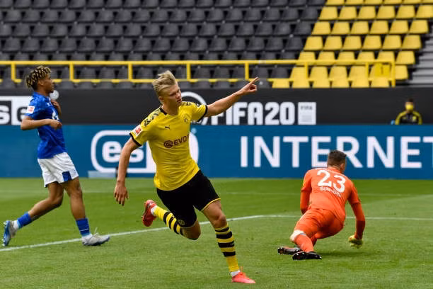 Haaland tỏa sáng Dortmund thắng đậm Schalke. Ảnh: Getty