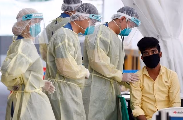 Một người nhập cư được xét nghiệm Covid-19 tại Singapore. Ảnh: Reuters
