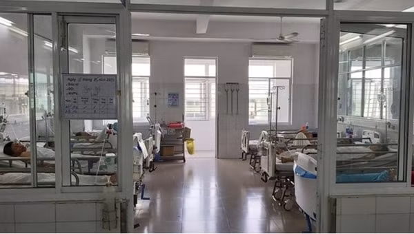 Các nạn nhân ngộ độc hôm 7/5 được điều trị tại Bệnh viện Đà Nẵng. Ảnh: PLO
