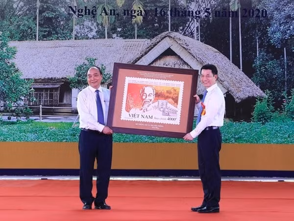 Bộ trưởng Bộ Thông tin và Truyền thông Nguyễn Mạnh Hùng tặng bức tranh tem cho Thủ tướng Nguyễn Xuân Phúc. Ảnh: TTXVN