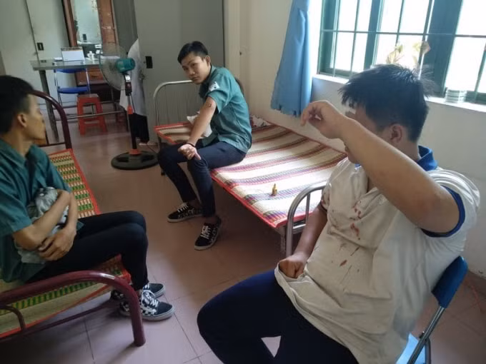 Học viên Trường Cao đẳng Kỹ thuật Đồng Na bị các đối tượng mang hung khí vào tấn công gây thương tích. Ảnh: Vân Lam