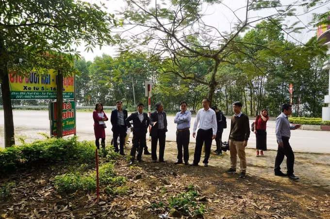 Đại diện Lãnh đạo Hội Nhà báo Việt Nam và UBND xã Tân Thái khảo sát tại địa điểm khoanh vùng di tích, ngày 01.3.2019 (Ảnh: Nguyễn Ba)