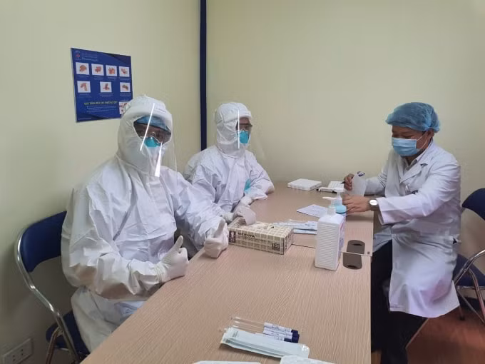 Các bác sĩ Bệnh viện Đại học Y hỗ trợ tư vấn khám chữa bệnh từ xa cho bệnh nhân.