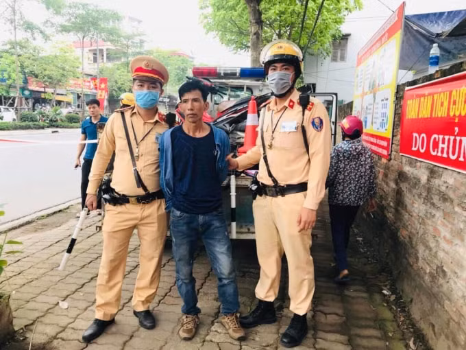 Đối tượng tàng trữ ma tuý bị bắt khu lưu thông trên Quốc lộ 32 - địa bàn của Đội CSGT số 9 làm nhiệm vụ. Ảnh: Hùng Nguyễn