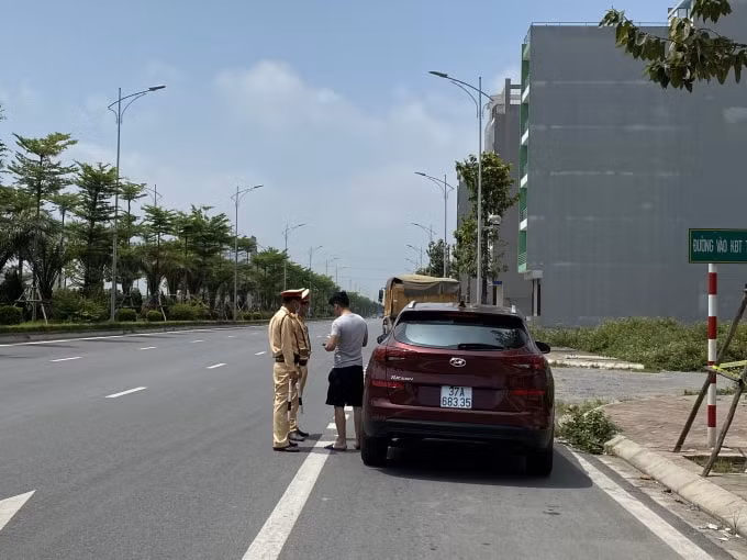 Đội CSGT số 10 làm nhiệm vụ tại đường Cienco 5 - Thanh Hà. Ảnh : Dương Lâm
