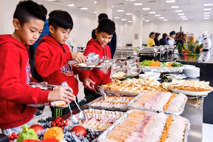 Học viên PVF được chăm lo kỹ lưỡng trong từng bữa ăn. Chế độ dinh dưỡng được tính toán khoa học đảm bảo vừa ngon miệng vừa hỗ trợ quá trình trưởng thành, tập luyện của học viên.