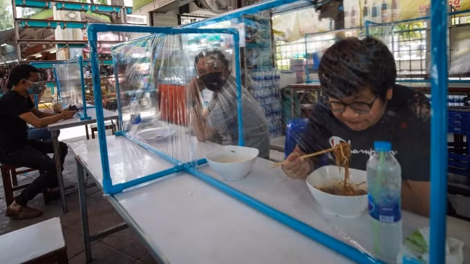 Một quán ăn tại Bangkok vào ngày 3/5 - Ảnh: Akira Kodaka