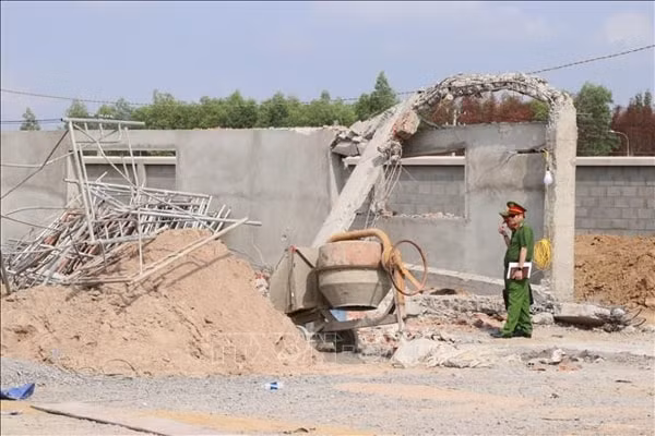 Công an tỉnh Đồng Nai điều tra hiện trường sáng 15/5. Ảnh: TTXVN