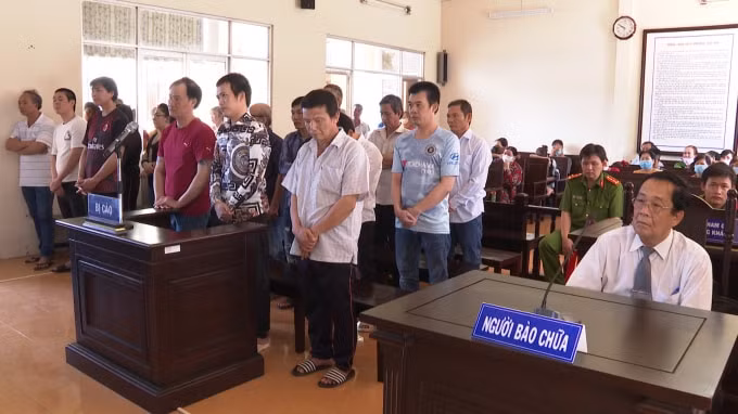 Nhóm đối tượng giả danh người của Công ty xổ số miền Bắc để lừa đảo tại phiên tòa.
