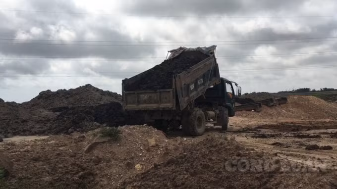 Trên mặt bằng dự án Bến xe Phúc Xuyên đang được doanh nghiệp cho mượn để tập kết đất từ một dự án khác về đây với khối lượng lớn.