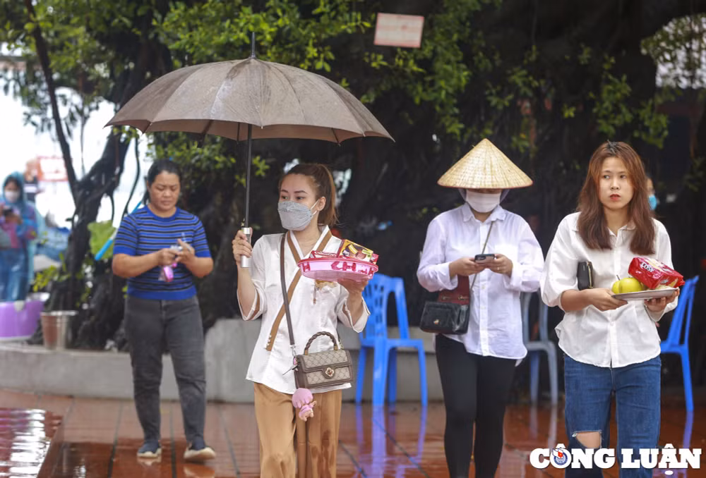 ha noi sau mua lon nguoi dan che o den phu tay ho lam le ram thang 7 hinh 2