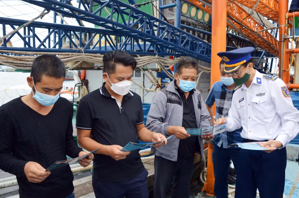 chong khai thac iuu thay doi tu nhan thuc den hanh dong hinh 1