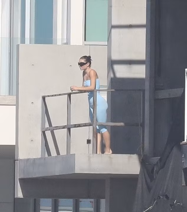 kanye west bi mat dua bo moi dao choi o malibu hinh 3