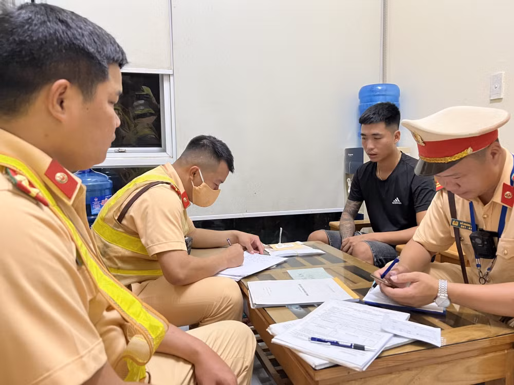 phat hien tai xe khong co giay phep lai xe duong tinh voi ma tuy hinh 1