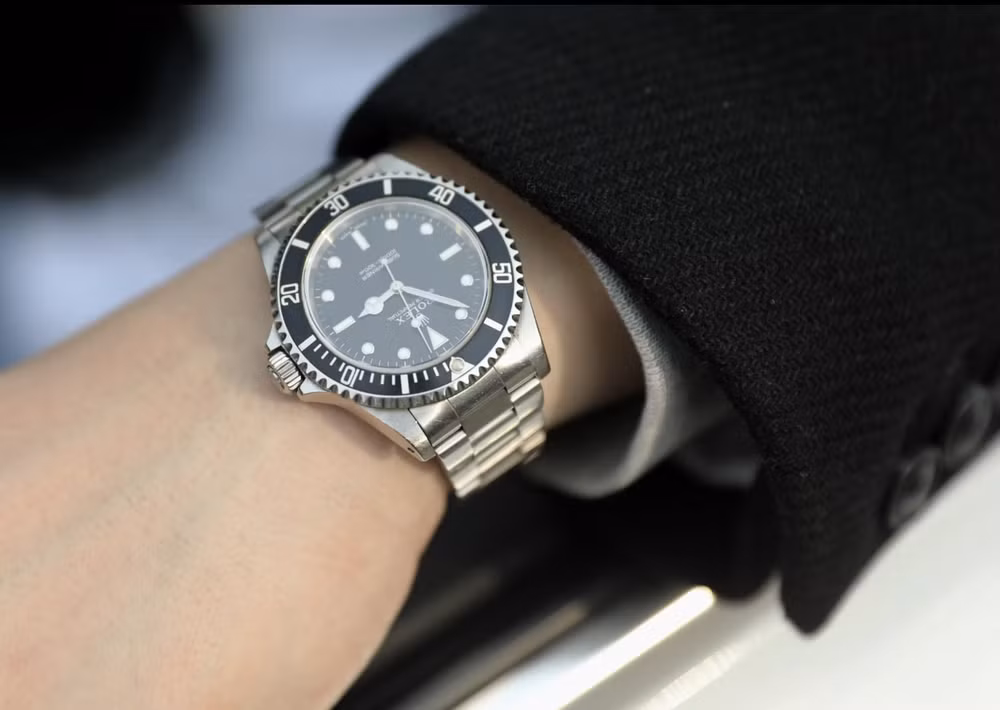 trung quoc phong toa qua lau nguoi giau cung phai ban rolex hermes du lo nang hinh 2
