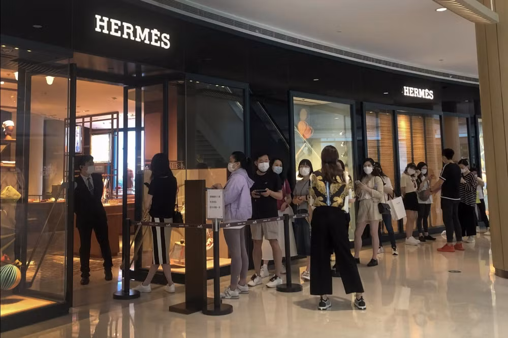 trung quoc phong toa qua lau nguoi giau cung phai ban rolex hermes du lo nang hinh 3