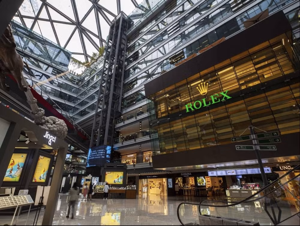 trung quoc phong toa qua lau nguoi giau cung phai ban rolex hermes du lo nang hinh 4