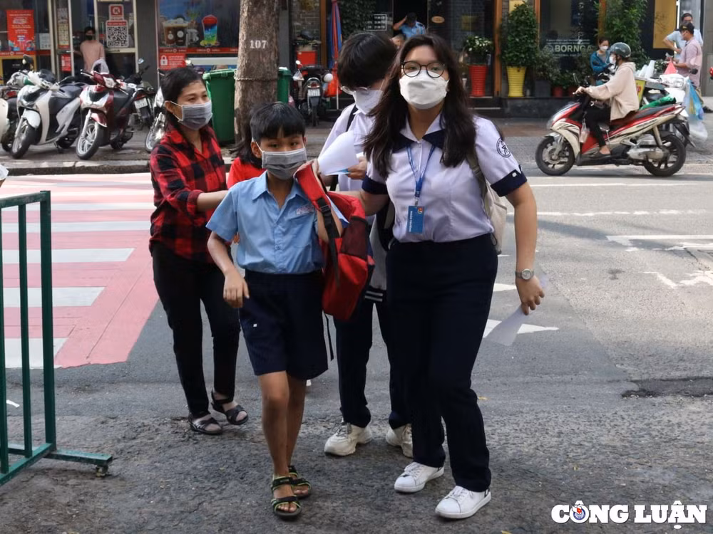 Nhiều em đến trễ giờ có mặt gần 30 phút, hối hả chạy vào phòng thi.