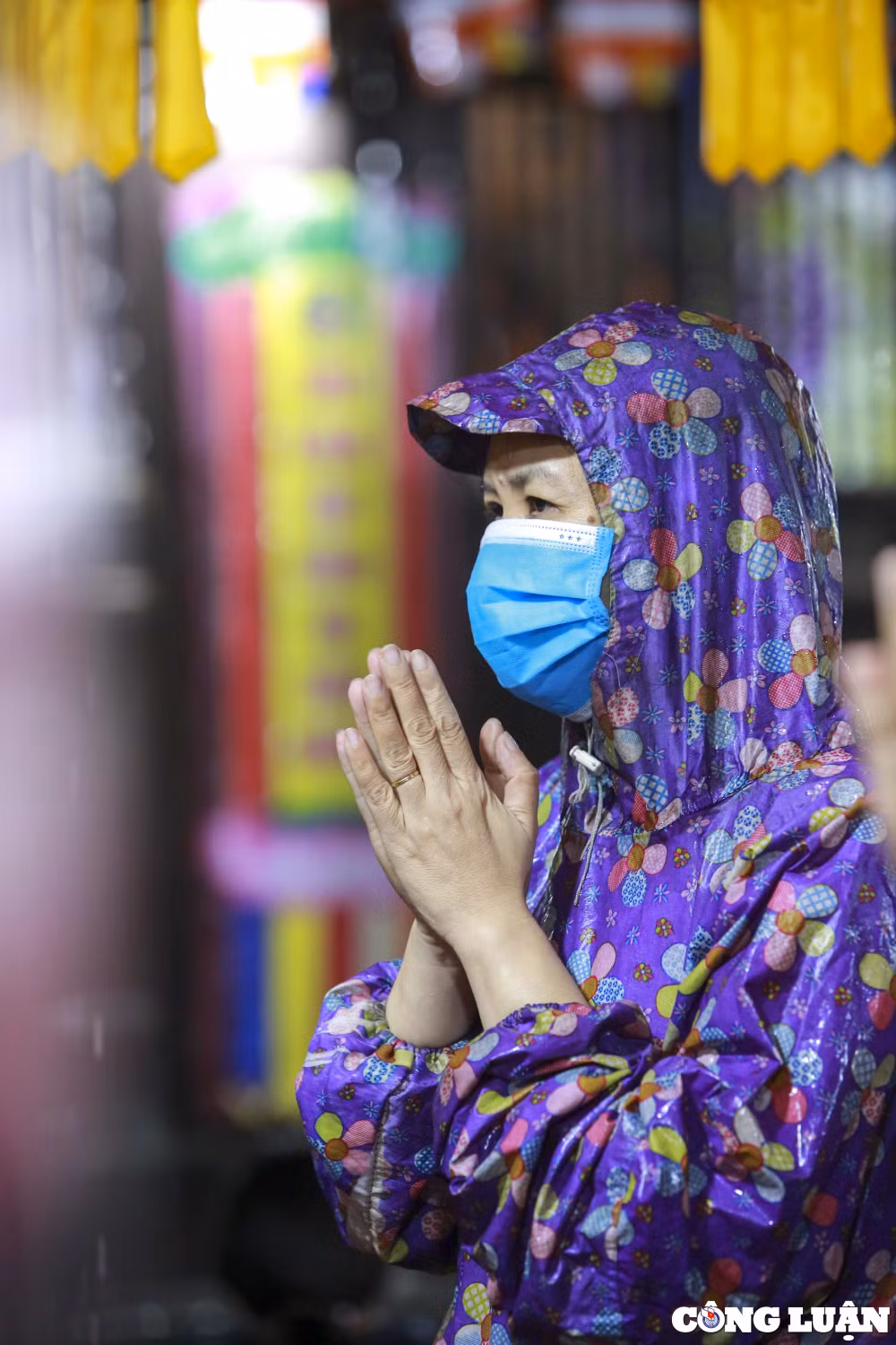 nguoi dan doi mua den chua phuc khanh hanh le vai vong ngoai cua hinh 12