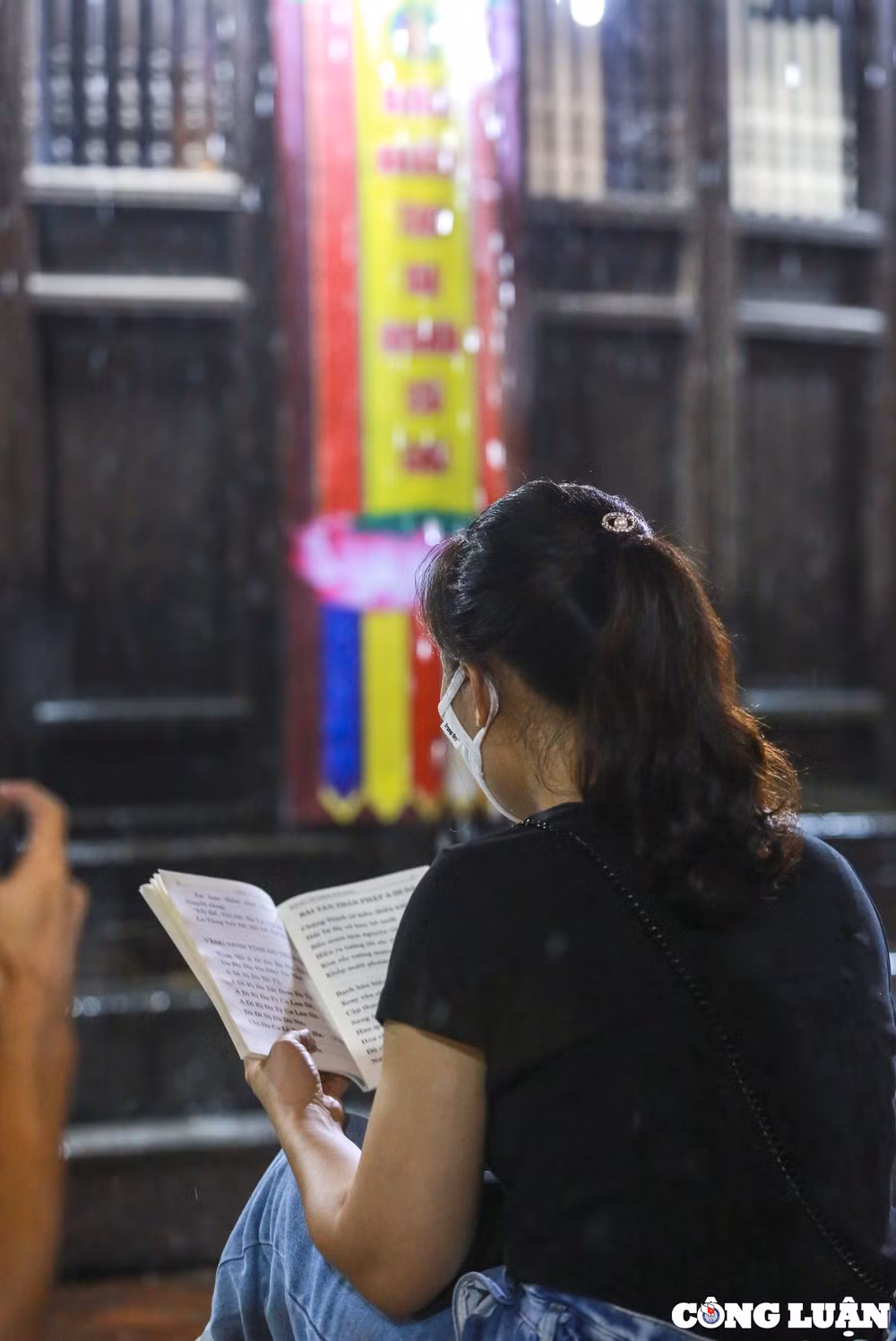 nguoi dan doi mua den chua phuc khanh hanh le vai vong ngoai cua hinh 15