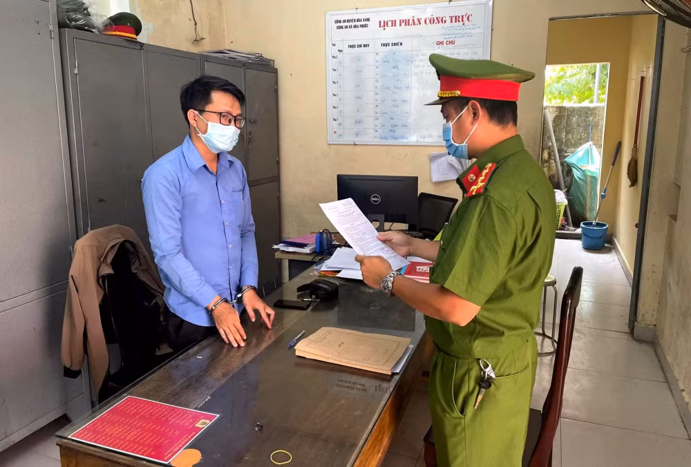 da nang bat nhan vien ngan hang huong dan khach vay tien roi chiem doat hinh 1