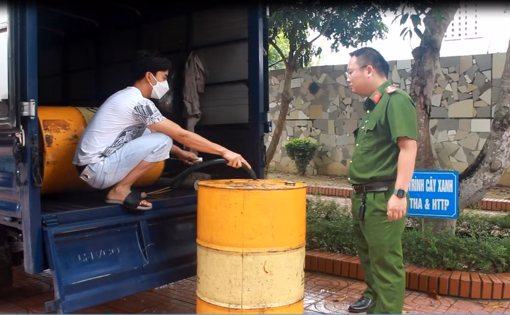 bat doi tuong cau ket voi nhan vien lai xe trom dau tai khu cong nghiep hinh 1