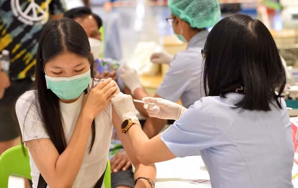 thai lan ha cap covid 19 nhat ban sap trien khai vac xin omicron hinh 1