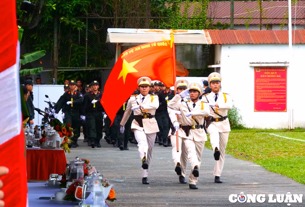 man ra mat an tuong cua trung doan canh sat co dong du bi chien dau hinh 10