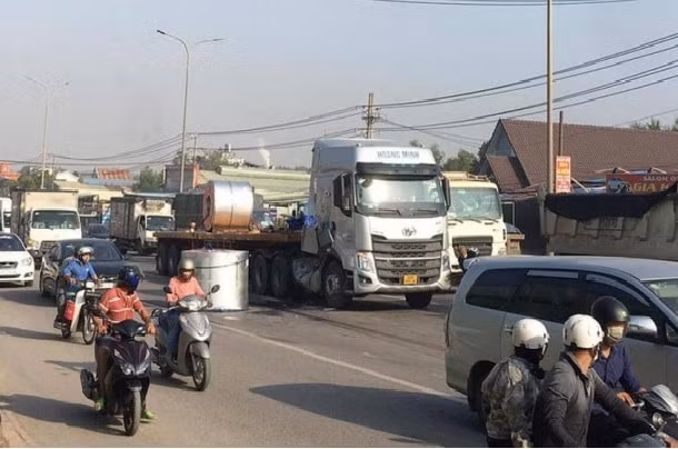 am anh xe cho sat thep chang buoc so sai luu thong tren duong hinh 2