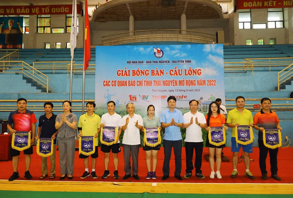 khai mac giai bong ban cau long cac co quan bao chi tinh thai nguyen hinh 1